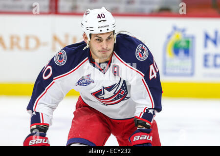 Columbus Blue Jackets aile droite Jared Boll (40) au cours de la partie de la LNH entre les Blue Jackets de Columbus et les Hurricanes de la Caroline au PNC Arena. Les Hurricanes de la Caroline a défait les Blue Jackets de Columbus 3-2 en prolongation. Banque D'Images