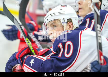 Columbus Blue Jackets aile droite Jack Skille (10) au cours de la partie de la LNH entre les Blue Jackets de Columbus et les Hurricanes de la Caroline au PNC Arena. Les Hurricanes de la Caroline a défait les Blue Jackets de Columbus 3-2 en prolongation. Banque D'Images