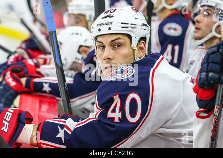 Columbus Blue Jackets aile droite Jared Boll (40) au cours de la partie de la LNH entre les Blue Jackets de Columbus et les Hurricanes de la Caroline au PNC Arena. Les Hurricanes de la Caroline a défait les Blue Jackets de Columbus 3-2 en prolongation. Banque D'Images