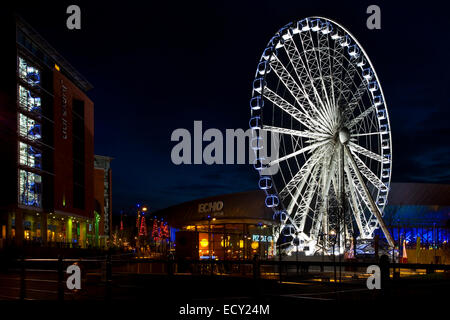 L'Echo Arena et du Centre de Convention, et de la roue d'excellence du Centre, Kings Dock, Liverpool, Merseyside, England UK Banque D'Images