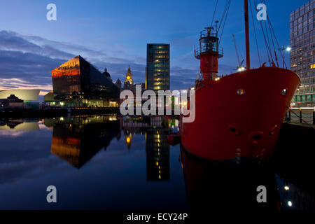 Coucher du soleil sur la Mersey, la construction de parois de verre. Canning dock coucher de réflexions de l'île de Mann, Liverpool, Merseyside, Royaume-Uni Banque D'Images