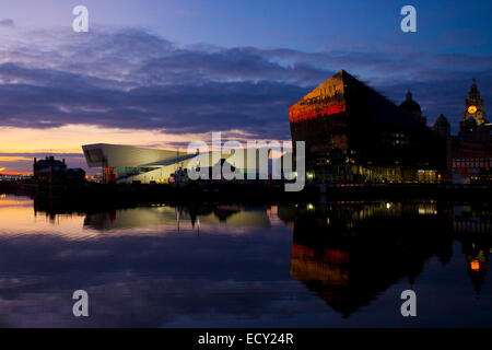 Coucher du soleil sur la Mersey Docks ; construction de parois de verre. Canning dock coucher de réflexions de l'île de Mann, Liverpool, Merseyside, Royaume-Uni Banque D'Images