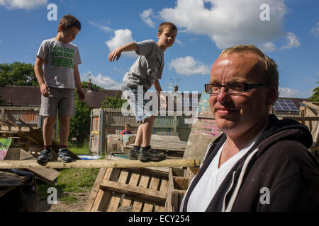 Père et les garçons dans l'aire de l'aversion au risque a appelé la Terre sur Plas Madoc Estate, Ruabon, Wrexham, Wales. Banque D'Images