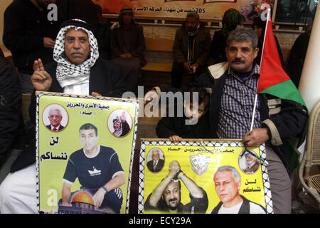 La ville de Gaza, bande de Gaza, territoire palestinien. Dec 22, 2014. Les Palestiniens prennent part d'une manifestation pour réclamer la libération de leurs proches détenus dans les prisons israéliennes, en face de l'office de la croix rouge dans la ville de Gaza, le 22 décembre 2014 © Mohammed Asad APA/Images/ZUMA/Alamy Fil Live News Banque D'Images