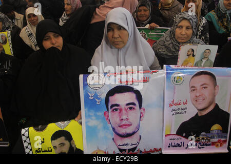 La ville de Gaza, bande de Gaza, territoire palestinien. Dec 22, 2014. Les Palestiniens prennent part d'une manifestation pour réclamer la libération de leurs proches détenus dans les prisons israéliennes, en face de l'office de la croix rouge dans la ville de Gaza, le 22 décembre 2014 © Mohammed Asad APA/Images/ZUMA/Alamy Fil Live News Banque D'Images