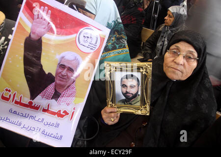 La ville de Gaza, bande de Gaza, territoire palestinien. Dec 22, 2014. Les Palestiniens prennent part d'une manifestation pour réclamer la libération de leurs proches détenus dans les prisons israéliennes, en face de l'office de la croix rouge dans la ville de Gaza, le 22 décembre 2014 © Mohammed Asad APA/Images/ZUMA/Alamy Fil Live News Banque D'Images