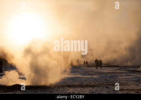 L'Islande. Dec 21, 2014. Les touristes à pied dans la neige et de la vapeur à Geyser en Islande Crédit : Adam Vaughan/Alamy Live News Banque D'Images