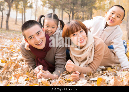 Famille avec deux enfants à pied park Banque D'Images