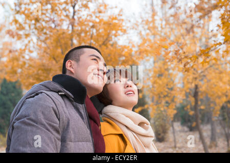 Jeune couple looking at view Banque D'Images