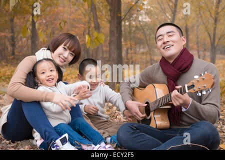 Famille avec deux enfants au parc Banque D'Images