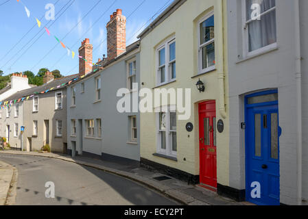 Vue de la rue de flexion avec de vieilles maisons dans le village sur la côte sud de la Cornouailles Banque D'Images