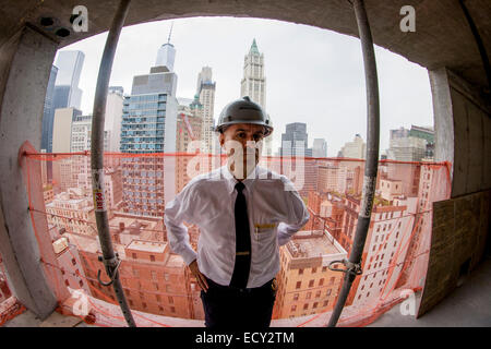 Services d'ingénierie d'enquête, le commissaire adjoint Tim Lynch L'inspection d'un nouveau site de construction à Manhattan, New York C Banque D'Images