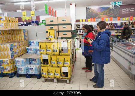 L'achat d'acheteurs de boissons et d'aliments à faible coût dans Lidl supermarché, UK Banque D'Images