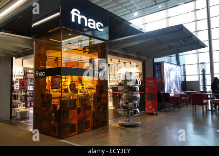 La FNAC à l'aéroport Charles de Gaulle, Paris, France. Banque D'Images