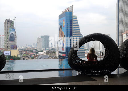 Vue du 14e étage de chaises longues à la piscine, l'Eastin Grand Hotel Sathorn, Bangkok, Thaïlande skyline. Banque D'Images