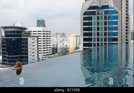 Vue du 14e étage de chaises longues à la piscine, l'Eastin Grand Hotel Sathorn, Bangkok, Thaïlande skyline. Banque D'Images