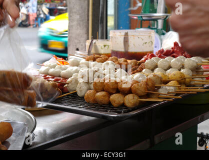 Brochettes de saucisses, brochettes, kebab, à un étal de rue à Bangkok. La Thaïlande, en Asie du sud-est. Banque D'Images