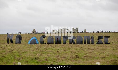 Stonehenge, Wiltshire, Royaume-Uni. Dec 22, 2014. Les manifestants contre le tunnel plus courte démontrer le matin du solstice d'hiver 2014. Le tunnel sera plus courte d'endommager le vaste archeaology Mésolithique qui a récemment été découvert sur le site. L'augmentation rapide du mouvement pour sauver Site du patrimoine mondial de Stonehenge (WHS) contre les propositions de la route goes global. L'opposition au projet du Gouvernement britannique d'élargir l'A303 avec un tunnel de 2,9 km près de la pierres est dirigé par l'Alliance de Stonehenge (2). La pétition est lancée par le changement. Credit : Adrian arbib/Alamy vivre Banque D'Images