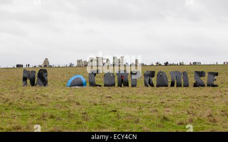 Stonehenge, Wiltshire, Royaume-Uni. Dec 22, 2014. Les manifestants contre le tunnel plus courte démontrer le matin du solstice d'hiver 2014. Le tunnel sera plus courte d'endommager le vaste archeaology Mésolithique qui a récemment été découvert sur le site. L'augmentation rapide du mouvement pour sauver Site du patrimoine mondial de Stonehenge (WHS) contre les propositions de la route goes global. L'opposition au projet du Gouvernement britannique d'élargir l'A303 avec un tunnel de 2,9 km près de la pierres est dirigé par l'Alliance de Stonehenge (2). La pétition est lancée par le changement. Credit : Adrian arbib/Alamy vivre Banque D'Images