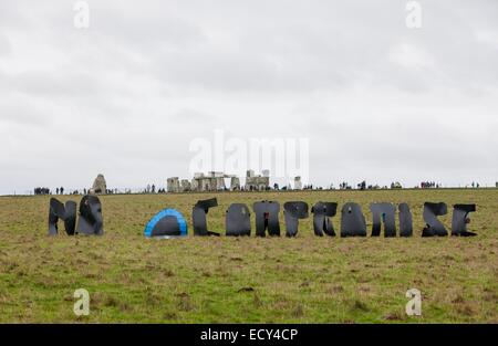 Stonehenge, Wiltshire, Royaume-Uni. Dec 22, 2014. Les manifestants contre le tunnel plus courte démontrer le matin du solstice d'hiver 2014. Le tunnel sera plus courte d'endommager le vaste archeaology Mésolithique qui a récemment été découvert sur le site. L'augmentation rapide du mouvement pour sauver Site du patrimoine mondial de Stonehenge (WHS) contre les propositions de la route goes global. L'opposition au projet du Gouvernement britannique d'élargir l'A303 avec un tunnel de 2,9 km près de la pierres est dirigé par l'Alliance de Stonehenge (2). La pétition est lancée par le changement. Credit : Adrian arbib/Alamy vivre Banque D'Images