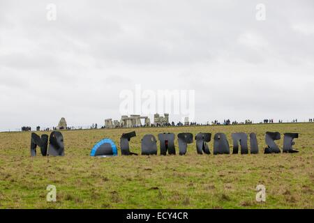 Stonehenge, Wiltshire, Royaume-Uni. Dec 22, 2014. Les manifestants contre le tunnel plus courte démontrer le matin du solstice d'hiver 2014. Le tunnel sera plus courte d'endommager le vaste archeaology Mésolithique qui a récemment été découvert sur le site. L'augmentation rapide du mouvement pour sauver Site du patrimoine mondial de Stonehenge (WHS) contre les propositions de la route goes global. L'opposition au projet du Gouvernement britannique d'élargir l'A303 avec un tunnel de 2,9 km près de la pierres est dirigé par l'Alliance de Stonehenge (2). La pétition est lancée par le changement. Credit : Adrian arbib/Alamy vivre Banque D'Images