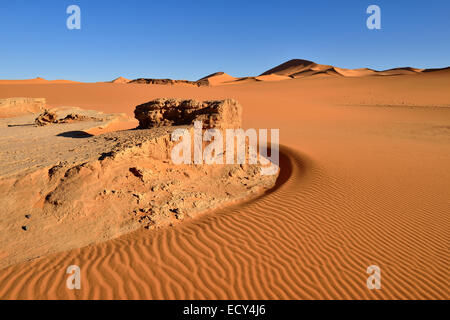 Dunes de sable d'In Tehak, Tassili n'Ajjer National Park, site du patrimoine mondial de l'UNESCO, la région de Tadrart, désert du Sahara, l'Algérie Banque D'Images