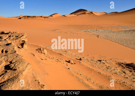 Dunes de sable d'In Tehak, Tassili n'Ajjer National Park, site du patrimoine mondial de l'UNESCO, la région de Tadrart, désert du Sahara, l'Algérie Banque D'Images