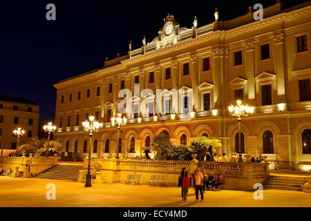 Palazzo della Provincia de la Piazza d'Italia la nuit, Sassari, Province de Sassari, Sardaigne, Italie Banque D'Images