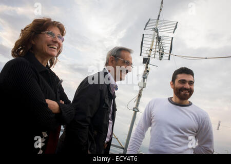 La famille italienne sur le toit de leur maison dans le village de Somma Vesuviana, dans la zone d'évacuation (rouge) (voir description) . Banque D'Images