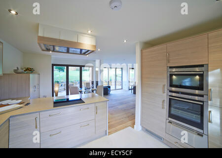 Belle vue de l'intérieur de salle à manger et cuisine de luxe Banque D'Images