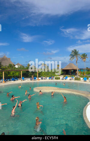 Aquagym à all inclusive resort plage de Maroma, Caribe, l'état de Quintana Roo, Riviera Maya, péninsule du Yucatan, Mexique Banque D'Images