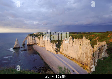 Falaise d'aval au coucher du soleil, de la mer, falaise d'Étretat, la Côte d'Albâtre, Normandie, Haute-Normandie, France, Europe Banque D'Images