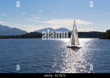 Voiliers sur le lac de Chiemsee, Chiemgau, Upper Bavaria, Bavaria, Germany Banque D'Images