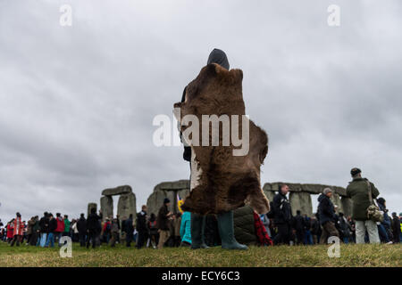 Stonehenge, Wiltshire, Royaume-Uni. Dec 22, 2014. Célébration du solstice d'hiver à Stonehenge a attiré des centaines : Crédit Subvention Vélaire/ZUMA/ZUMAPRESS.com/Alamy fil Live News Banque D'Images