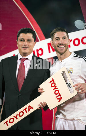 Marrakech, Maroc. 18Th Oct, 2014. (L-R) Maroc Adil Bennani Ziatni, Sergio Ramos (Real) Football/soccer player MVP : Sergio Ramos du Real Madrid pose avec la touche Toyota après la Coupe du Monde des Clubs de la FIFA Maroc 2014 dernier match entre le Real Madrid 2-0 San Lorenzo au stade de Marrakech à Marrakech, Maroc . © Maurizio Borsari/AFLO/Alamy Live News Banque D'Images