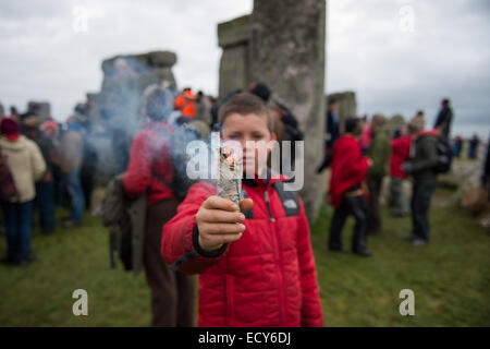 Stonehenge, Wiltshire, Royaume-Uni. Dec 22, 2014. Célébration du solstice d'hiver à Stonehenge a attiré des centaines : Crédit Subvention Vélaire/ZUMA/ZUMAPRESS.com/Alamy fil Live News Banque D'Images