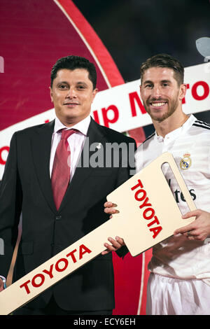 Marrakech, Maroc. 18Th Oct, 2014. (L-R) Maroc Adil Bennani Ziatni, Sergio Ramos (Real) Football/soccer player MVP : Sergio Ramos du Real Madrid pose avec la touche Toyota après la Coupe du Monde des Clubs de la FIFA Maroc 2014 dernier match entre le Real Madrid 2-0 San Lorenzo au stade de Marrakech à Marrakech, Maroc . © Maurizio Borsari/AFLO/Alamy Live News Banque D'Images