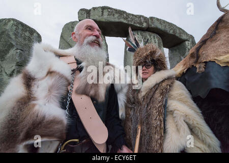 Stonehenge, Wiltshire, Royaume-Uni. Dec 22, 2014. Célébration du solstice d'hiver à Stonehenge a attiré des centaines : Crédit Subvention Vélaire/ZUMA/ZUMAPRESS.com/Alamy fil Live News Banque D'Images