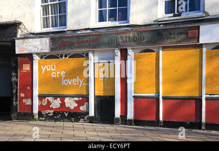 Un fermé et barricadèrent shop/à St Augustines Street, Norwich, Norfolk, Angleterre, Royaume-Uni. Banque D'Images