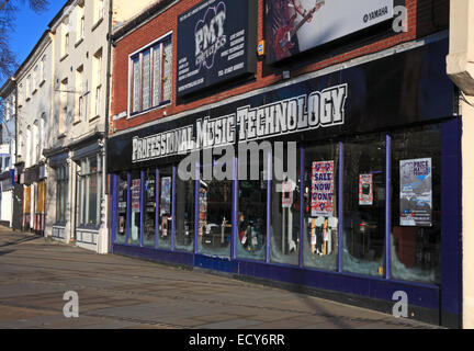 Une vue de devantures menant à St Augustines Street à Norwich, Norfolk, Angleterre, Royaume-Uni. Banque D'Images