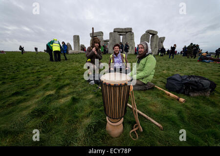 Stonehenge, Wiltshire, Royaume-Uni. Dec 22, 2014. Célébration du solstice d'hiver à Stonehenge a attiré des centaines : Crédit Subvention Vélaire/ZUMA/ZUMAPRESS.com/Alamy fil Live News Banque D'Images