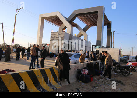 Gaza, l'Egypte avec sa famille. Dec 22, 2014. Une femme palestinienne, dans l'espoir de pénétrer en Egypte avec sa famille, attend au point de passage de Rafah entre l'Egypte et le sud de la bande de Gaza le 22 décembre 2014. L'Egypte a rouvert temporairement le poste frontalier de Rafah le dimanche autorisant les Palestiniens de la bande de Gaza d'entrer et sortir pour la première fois depuis qu'il a été fermé le 25 octobre. Passage de Rafah Egypte fermée à la suite d'une série d'attaques meurtrières menées par des militants islamistes radicaux dans le Sinaï. Credit : Khaled Omar/Xinhua/Alamy Live News Banque D'Images