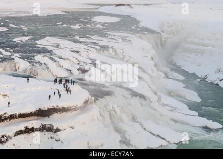 L'Islande. Dec 21, 2014. Les touristes se tenir sur une plate-forme d'observation dans la neige à la cascade de Gullfoss, l'Islande Crédit : Adam Vaughan/Alamy Live News Banque D'Images