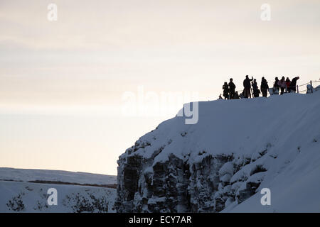 L'Islande. Dec 21, 2014. Les touristes qui se profile comme ils prennent des photos à la cascade de Gullfoss, l'Islande Crédit : Adam Vaughan/Alamy Live News Banque D'Images