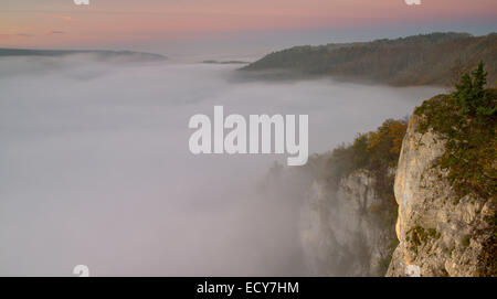 Atmosphère brumeuse dans la haute vallée du Danube vue du Eichfelsen lookout point, Parc Naturel du Danube supérieur, Jura Souabe Banque D'Images