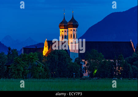 Basilique de St Benoît, monastère Benediktbeuern, arrière droit Italia des Alpes, dans l'arrière Groupe Arnspitze Banque D'Images