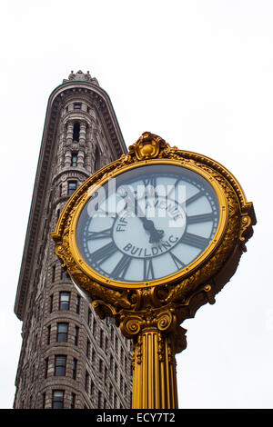 Flatiron Building avec horloge, Cinquième Avenue, New York City, New York, United States Banque D'Images