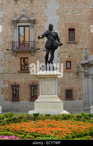 Plaza de la Villa avec statue de Don Alvaro de Bazan, Madrid, Espagne Banque D'Images