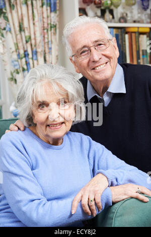 Portrait Of Happy Senior Couple At Home Together Banque D'Images