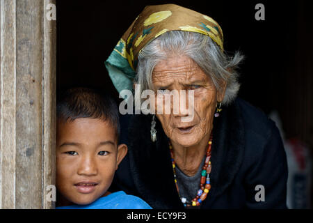 Grand-mère et ses petits-enfants, Igorot nord-Luzon, Philippines Banque D'Images